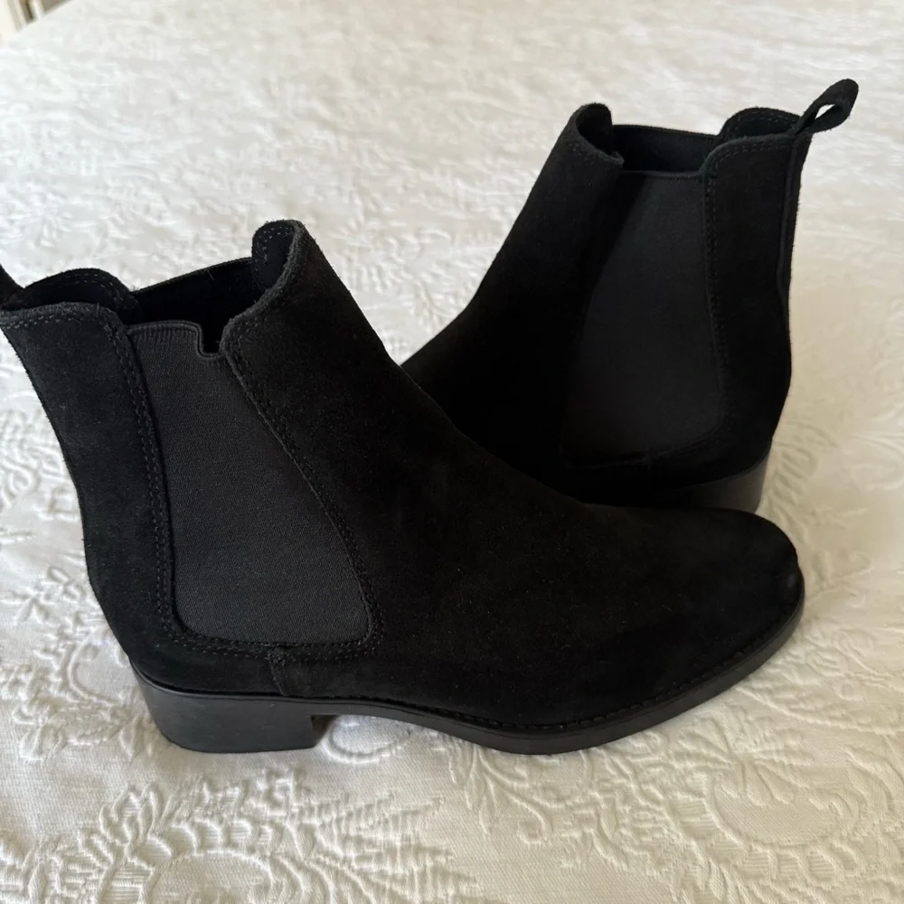La CANADIENNE Black Suede Ankle Booties size 8.5